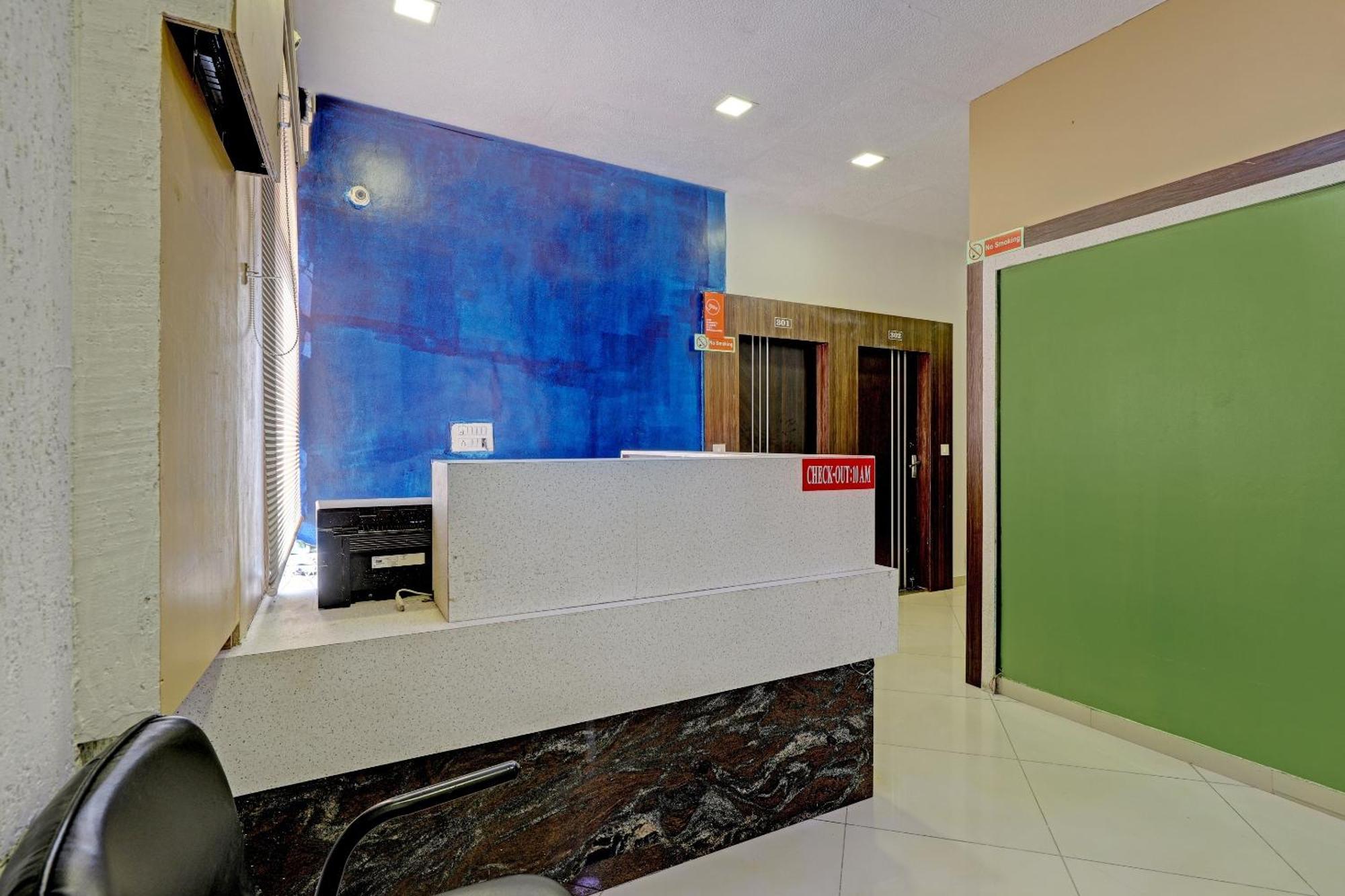 Oyo 11649 Hotel Mahima Gandhinagar Buitenkant foto