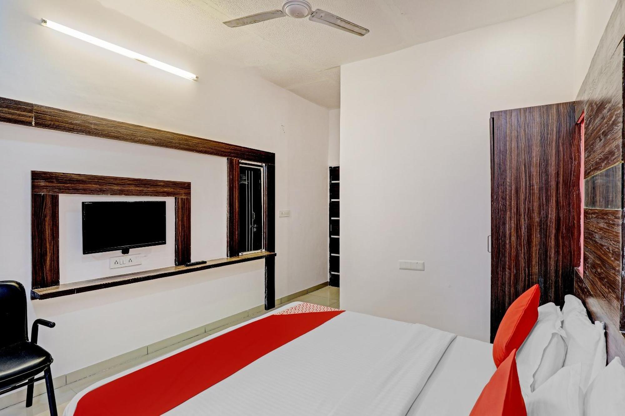 Oyo 11649 Hotel Mahima Gandhinagar Buitenkant foto