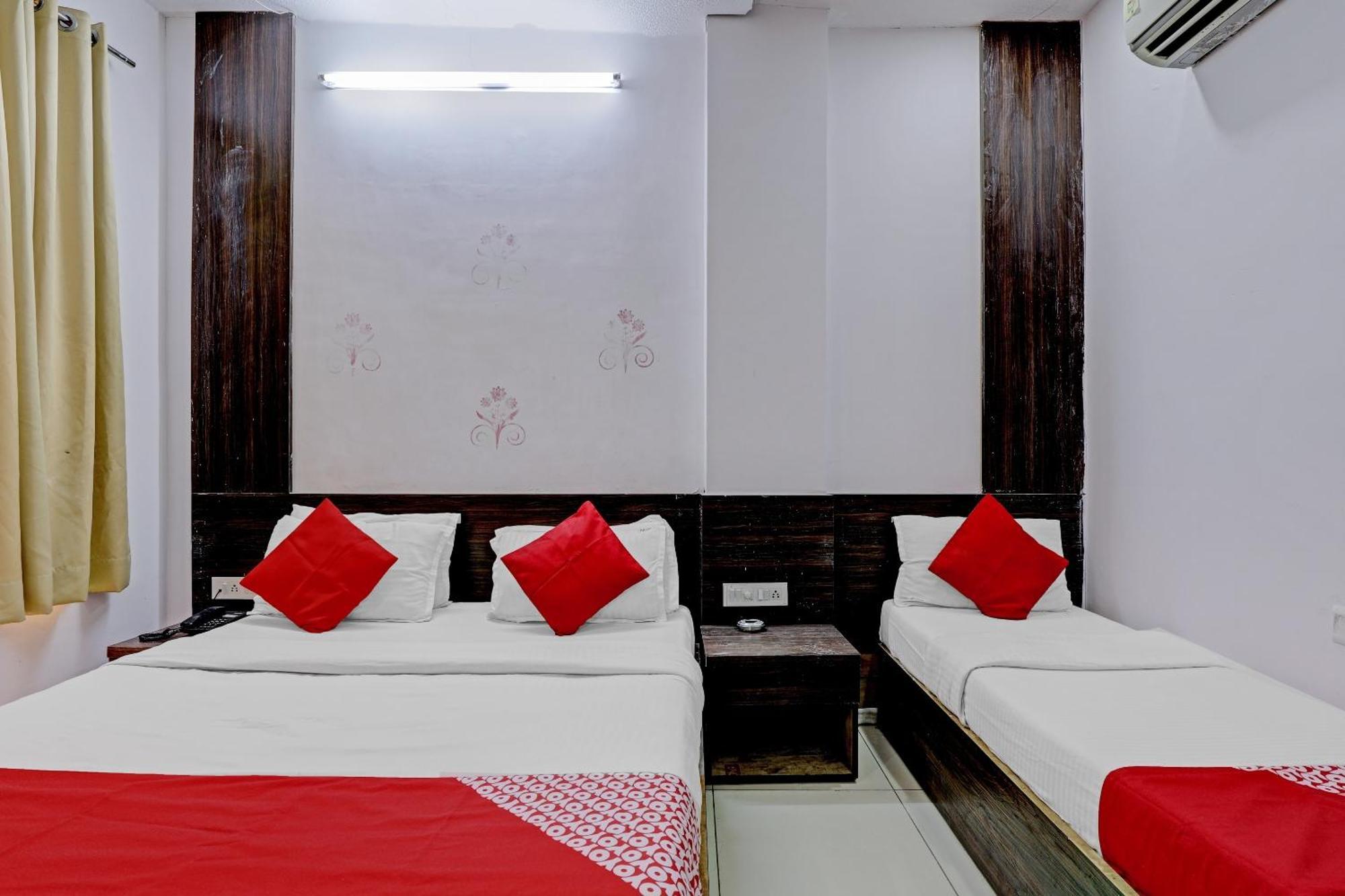 Oyo 11649 Hotel Mahima Gandhinagar Buitenkant foto