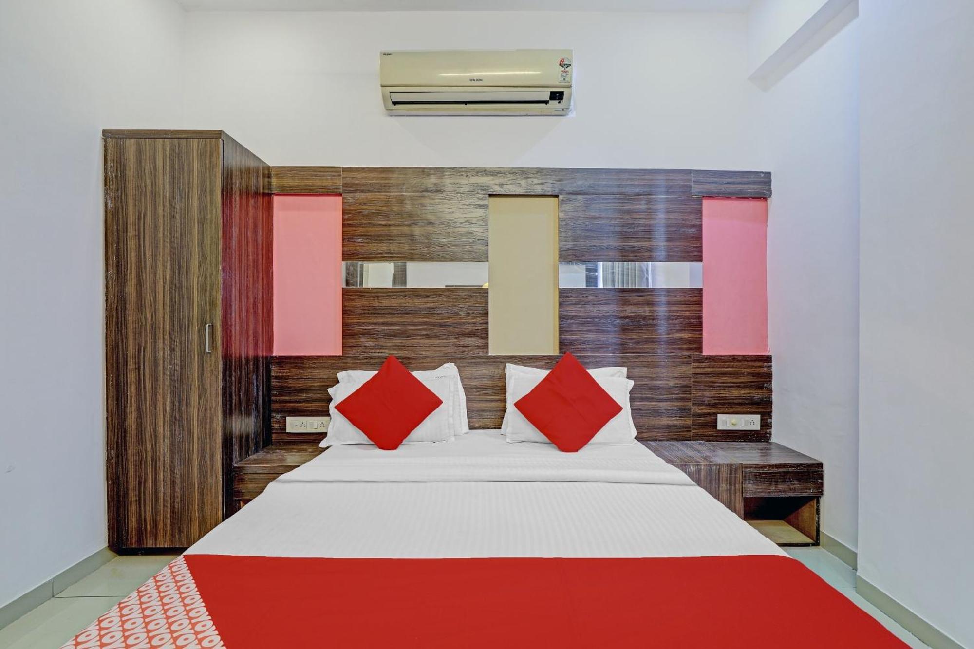 Oyo 11649 Hotel Mahima Gandhinagar Buitenkant foto