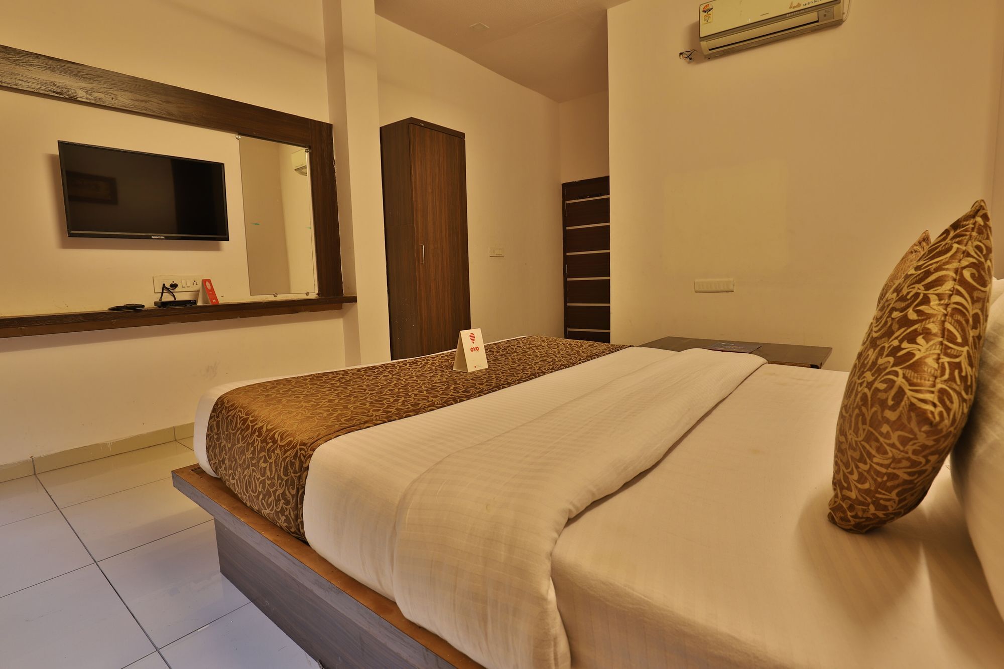 Oyo 11649 Hotel Mahima Gandhinagar Buitenkant foto